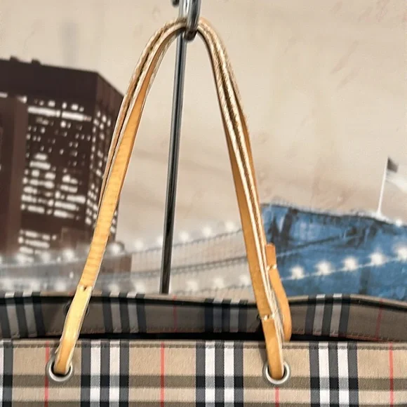 Burberry London Tote handbag A beautiful and clean Burberry bag, great condition